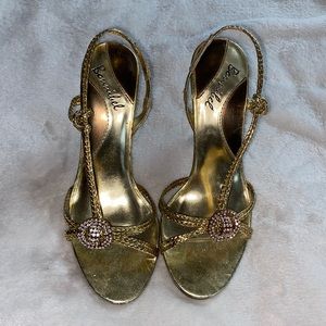 Gold open toe strapped heels, comfortable size 6!